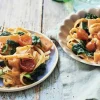 Tagliatelles au saumon ASC, sauce tomatée, légumes