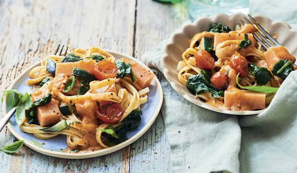 Tagliatelles au saumon ASC, sauce tomatée, légumes