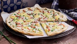 Tarte flambée, munster, jambon, oignon